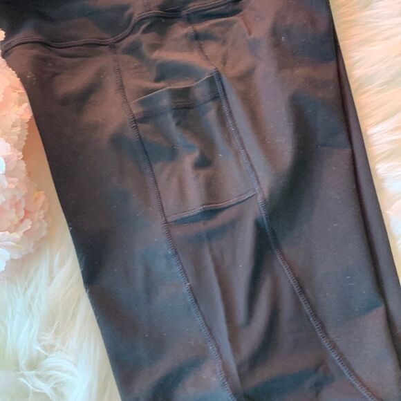 WOMEN’S BLACK CAPRIS - Picture 5 of 6